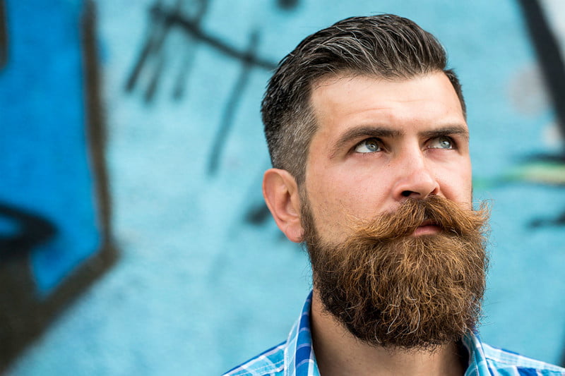 Hombre con la mejor barba al estilo hipter en rebelbarbers